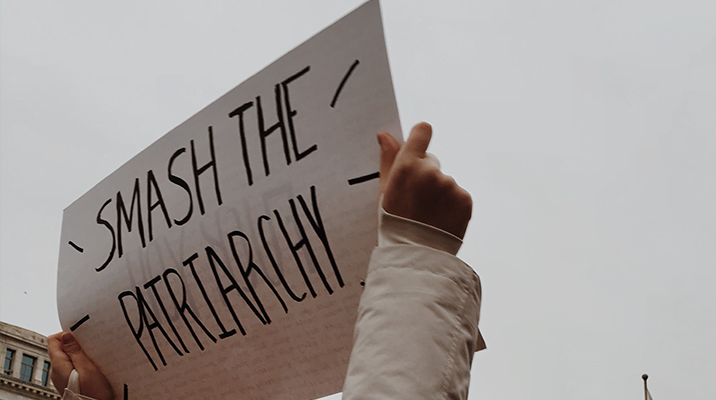 Woman holding sign "Smash the patriarchy"